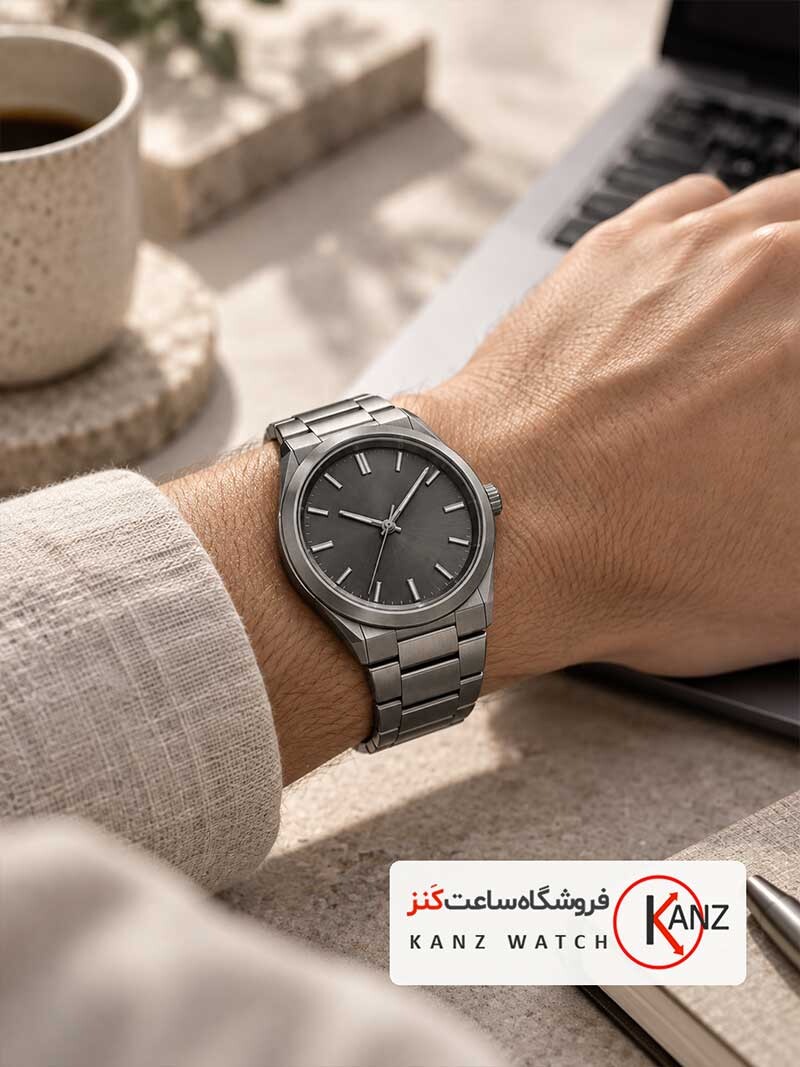 ساعت مچی تیتانیومی روی مچ دست هنگام کار روزمره پشت میز